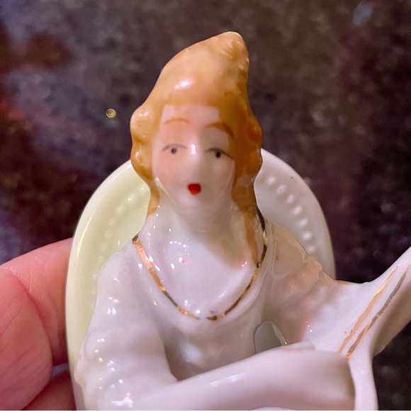 Vintage figurines | 2 Colonial ladies | made in Japan | White & Gold | EUC - Picture 5 of 6